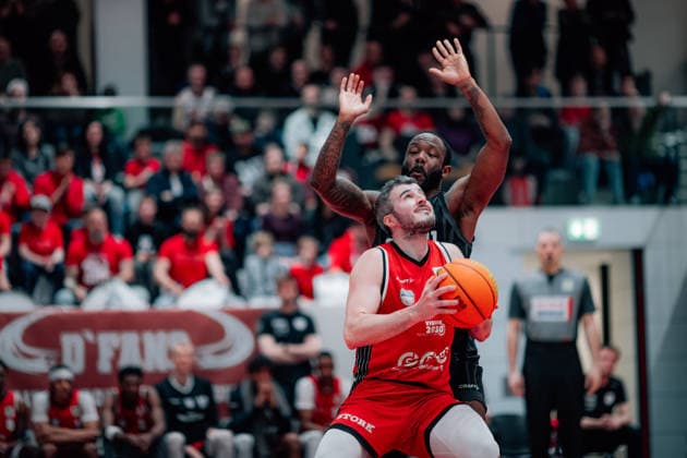 BB-2BL SBB Baskets - Tigers Tuebingen Martin Bogdanov (SBB Baskets), Jordan Nathaniel Johnson (Tigers Tuebingen) waehrend der Saison 2025-2026 in der 2. Barmer Basketball Bundesliga Pro A am 28. Spieltag zwischen SBB Baskets und Tigers Tuebingen in der Wolfgang-Lakenmacher-Halle am 20. March 2026 in Magdeburg, Sachsen Anhalt, Deutschland