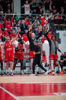 BB-2BL SBB Baskets - Tigers Tuebingen Jubel auf der Spielerbank der SBB Baskets waehrend der Saison 2025-2026 in der 2. Barmer Basketball Bundesliga Pro A am 28. Spieltag zwischen SBB Baskets und Tigers Tuebingen in der Wolfgang-Lakenmacher-Halle am 20. March 2026 in Magdeburg, Sachsen Anhalt, Deutschland
