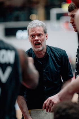 BB-2BL SBB Baskets - Tigers Tuebingen Trainer Eric Detlev (Tigers Tuebingen) waehrend der Saison 2025-2026 in der 2. Barmer Basketball Bundesliga Pro A am 28. Spieltag zwischen SBB Baskets und Tigers Tuebingen in der Wolfgang-Lakenmacher-Halle am 20. March 2026 in Magdeburg, Sachsen Anhalt, Deutschland