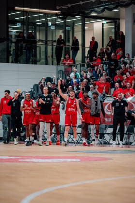 BB-2BL SBB Baskets - Tigers Tuebingen Jubel auf der Spielerbank der SBB Baskets zur Halbzeit waehrend der Saison 2025-2026 in der 2. Barmer Basketball Bundesliga Pro A am 28. Spieltag zwischen SBB Baskets und Tigers Tuebingen in der Wolfgang-Lakenmacher-Halle am 20. March 2026 in Magdeburg, Sachsen Anhalt, Deutschland