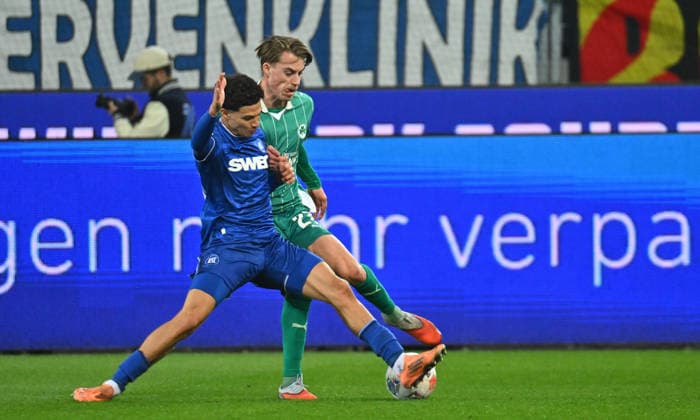 20.03.2026 - Fussball - Saison 2025 2026 - 2. Fussball - Bundesliga - 27. Spieltag: Karlsruher SC KSC Karlsruhe - SpVgg Greuther Fürth SGF ( Kleeblatt ) - Sportfoto Zink MeZi - xmexzix - DFL regulations prohibit any use of photographs as image sequences and or quasi-video - only for editorial use - Niclas Dühring Duehring (29, Karlsruher SC KSC ) vor Gian Luca Gian-Luca Itter (27, SpVgg Greuther Fürth )