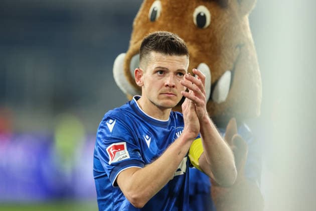 Nach dem Sieg bei den Fans Marvin Wanitzek (Karlsruher SC, 10), Karlsruher SC vs. SpVgg Greuther Fuerth, 2. Bundesliga, 27. Spieltag, 2025 2026, 20.03.2026, DFL REGULATIONS PROHIBIT ANY USE OF PHOTOGRAPHS AS IMAGE SEQUENCES AND OR QUASI-VIDEO, Karlsruher SC vs. SpVgg Greuther Fuerth, 2. Bundesliga, 27. Spieltag, 2025 2026, 20.03.2026 Karlsruhe