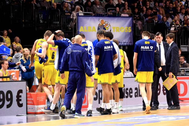 DEU, easyCredit BBL, ALBA vs. Rostock Seawolves, 20.03.2026, Uber-Arena, Berlin, DEU, easyCredit BBL, ALBA vs. Rostock Seawolves, im Bild CHEFTRAINER Pedro Calles (ALBA Berlin), ALBA-Spielerkreis