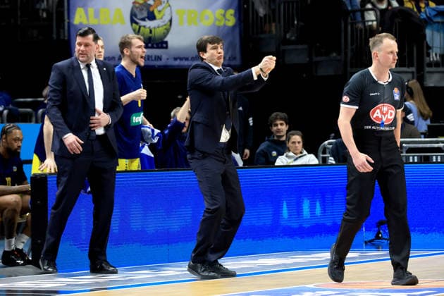 DEU, easyCredit BBL, ALBA vs. Rostock Seawolves, 20.03.2026, Uber-Arena, Berlin, DEU, easyCredit BBL, ALBA vs. Rostock Seawolves, im Bild CHEFTRAINER Pedro Calles (ALBA Berlin), Assistentstrainer Sebastian Trzcionka (ALBA Berlin)