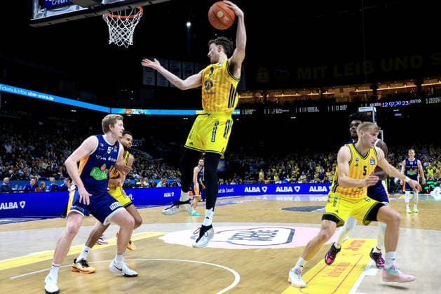DEU, easyCredit BBL, ALBA vs. Rostock Seawolves, 20.03.2026, Uber-Arena, Berlin, DEU, easyCredit BBL, ALBA vs. Rostock Seawolves, im Bild Alex OÕConnell (ALBA Berlin 3), äJ Wan Roberts (ALBA Berlin 13), Sam Griesel (ALBA Berlin 5), Bent Leuchten (Rostock Seawolves 51)