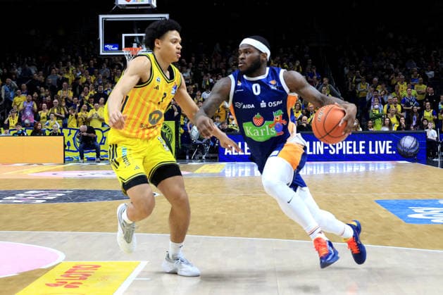 DEU, easyCredit BBL, ALBA vs. Rostock Seawolves, 20.03.2026, Uber-Arena, Berlin, DEU, easyCredit BBL, ALBA vs. Rostock Seawolves, im Bild Jack Kayil( ALBA Berlin 7), TJ Crockett (Rostock Seawolves 0)