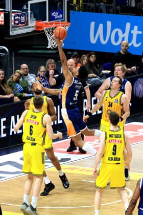 DEU, easyCredit BBL, ALBA vs. Rostock Seawolves, 20.03.2026, Uber-Arena, Berlin, DEU, easyCredit BBL, ALBA vs. Rostock Seawolves, im Bild MALTE DELOW (ALBA Berlin 6), JONAS MATTISSECK (ALBA Berlin 9), Justin Bean (ALBA Berlin 34), D Shawn Schwartz (Rostock Seawolves 5)