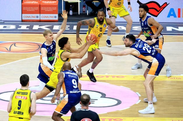 DEU, easyCredit BBL, ALBA vs. Rostock Seawolves, 20.03.2026, Uber-Arena, Berlin, DEU, easyCredit BBL, ALBA vs. Rostock Seawolves, im Bild Jack Kayil( ALBA Berlin 7), J Wan Roberts (ALBA Berlin 13), Lukasz Kolenda (Rostock Seawolves 10), DeAndre Lansdowne (Rostock Seawolves 9), Owen Klassen (Rostock Seawolves 29)