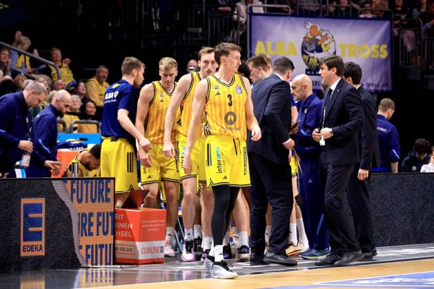 DEU, easyCredit BBL, ALBA vs. Rostock Seawolves, 20.03.2026, Uber-Arena, Berlin, DEU, easyCredit BBL, ALBA vs. Rostock Seawolves, im Bild CHEFTRAINER Pedro Calles (ALBA Berlin), ALBA-Spielerkreis