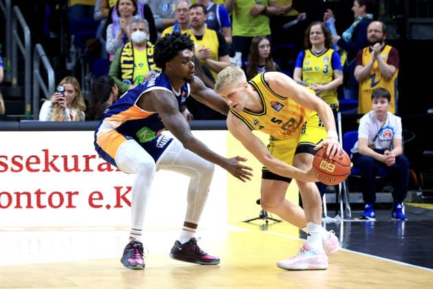 DEU, easyCredit BBL, ALBA vs. Rostock Seawolves, 20.03.2026, Uber-Arena, Berlin, DEU, easyCredit BBL, ALBA vs. Rostock Seawolves, im Bild Sam Griesel (ALBA Berlin 5), Kassim Nicholson (Rostock Seawolves 8)