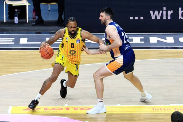 DEU, easyCredit BBL, ALBA vs. Rostock Seawolves, 20.03.2026, Uber-Arena, Berlin, DEU, easyCredit BBL, ALBA vs. Rostock Seawolves, im Bild J Wan Roberts (ALBA Berlin 13), Owen Klassen (Rostock Seawolves 29)