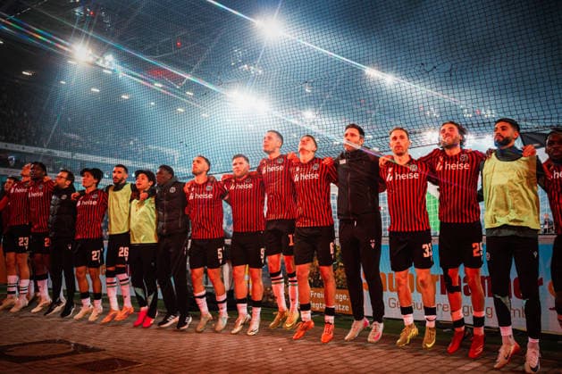 2. Bundesliga: Hannover 96 vs. Eintracht Braunschweig, 20.03.2026 Hannover 96 jubelt nach dem Abpfiff als Derbysieger (mit Sternfilter); Fußball, 2. Bundesliga, 27. Spieltag: Hannover 96 vs. Eintracht Braunschweig am 20.03.2026 in der Heinz von Heiden Arena, Hannover DFL REGULATIONS PROHIBIT ANY USE OF PHOTOGRAPHS AS IMAGE SEQUENCES AND OR QUASI-VIDEO.