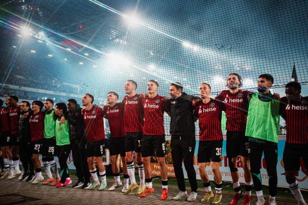 2. Bundesliga: Hannover 96 vs. Eintracht Braunschweig, 20.03.2026 Hannover 96 jubelt nach dem Abpfiff als Derbysieger (mit Sternfilter); Fußball, 2. Bundesliga, 27. Spieltag: Hannover 96 vs. Eintracht Braunschweig am 20.03.2026 in der Heinz von Heiden Arena, Hannover DFL REGULATIONS PROHIBIT ANY USE OF PHOTOGRAPHS AS IMAGE SEQUENCES AND OR QUASI-VIDEO.