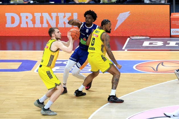 DEU, easyCredit BBL, ALBA vs. Rostock Seawolves, 20.03.2026, Uber-Arena, Berlin, DEU, easyCredit BBL, ALBA vs. Rostock Seawolves, im Bild MALTE DELOW (ALBA Berlin 6), J Wan Roberts (ALBA Berlin 13), Kassim Nicholson (Rostock Seawolves 8)
