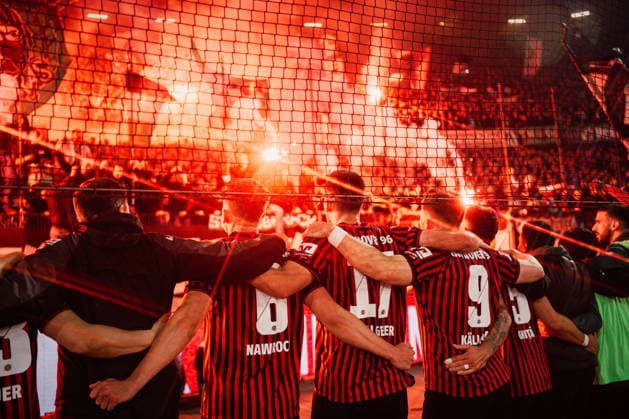 2. Bundesliga: Hannover 96 vs. Eintracht Braunschweig, 20.03.2026 Hannover 96 jubelt nach dem Abpfiff als Derbysieger, hier Arm in Arm (mit Sternfilter); Fußball, 2. Bundesliga, 27. Spieltag: Hannover 96 vs. Eintracht Braunschweig am 20.03.2026 in der Heinz von Heiden Arena, Hannover DFL REGULATIONS PROHIBIT ANY USE OF PHOTOGRAPHS AS IMAGE SEQUENCES AND OR QUASI-VIDEO.
