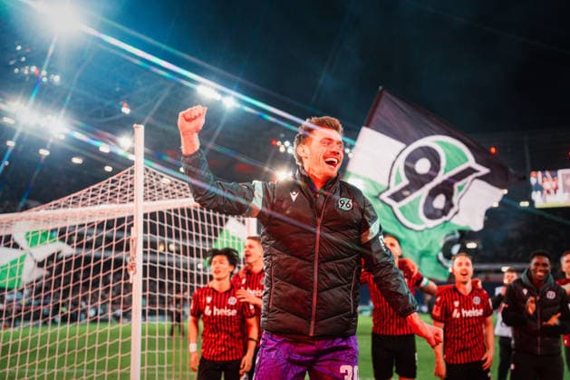 2. Bundesliga: Hannover 96 vs. Eintracht Braunschweig, 20.03.2026 Hannover 96 jubelt nach dem Abpfiff als Derbysieger, hier Leo Weinkauf (Hannover 96, 30); Fußball, 2. Bundesliga, 27. Spieltag: Hannover 96 vs. Eintracht Braunschweig am 20.03.2026 in der Heinz von Heiden Arena, Hannover DFL REGULATIONS PROHIBIT ANY USE OF PHOTOGRAPHS AS IMAGE SEQUENCES AND OR QUASI-VIDEO.