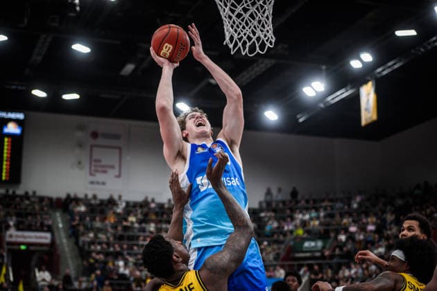 Jacob Holt (Frankfurt Skyliners, 10) setzt sich durch gegen Babacar Sane (MHP RIESEN Ludwigsburg, 00), unten GER, MHP Riesen Ludwigsburg vs. Skyliners Frankfurt, Basketball Bundesliga, easycredit BBL, 25. Spieltag, Spielzeit 2025 2026, 20.03.2026 GER, MHP Riesen Ludwigsburg vs. Skyliners Frankfurt, Basketball Bundesliga, easycredit BBL, 25. Spieltag, Spielzeit 2025 2026, 20.03.2026 Ludwigsburg Copyright: xSandyxDinkelackerx EP_SDR