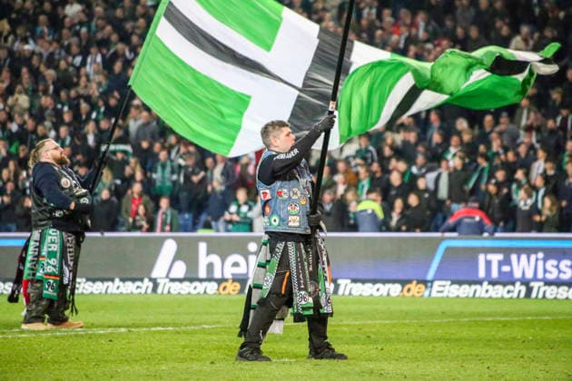 Deutschland: Fussball 2.Bundesliga 2025 2026, 27. Spieltag - Hannover 96 vs Eintracht Braunschweig- Heinz von Heiden Arena Stadion (Hannover): Zuschauer, Fans, Tribüne, Fahne, Transparent, Spruchband, Choreographie, Fanchoreo, Hannover