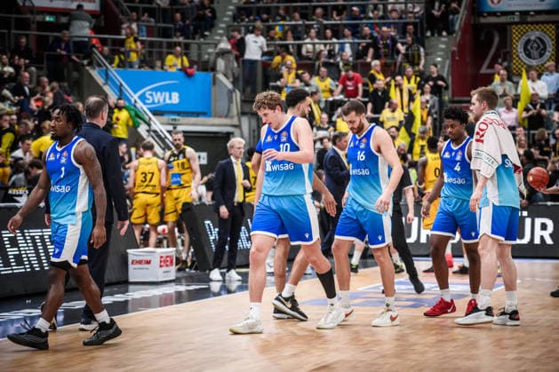 Isaiah Swope (Frankfurt Skyliners, 01), Jacob Holt (Frankfurt Skyliners, 10), Radii Caisin (Frankfurt Skyliners, 16), Nahiem Alleyne (Frankfurt Skyliners, 04), Till Pape (Frankfurt Skyliners, 19), vlnr. - Team der Skyliners geht sichtlich unzufrieden in die Halbzeitpause GER, MHP Riesen Ludwigsburg vs. Skyliners Frankfurt, Basketball Bundesliga, easycredit BBL, 25. Spieltag, Spielzeit 2025 2026, 20.03.2026 GER, MHP Riesen Ludwigsburg vs. Skyliners Frankfurt, Basketball Bundesliga, easycredit BBL, 25. Spieltag, Spielzeit 2025 2026, 20.03.2026 Ludwigsburg Copyright: xSandyxDinkelackerx EP_SDR