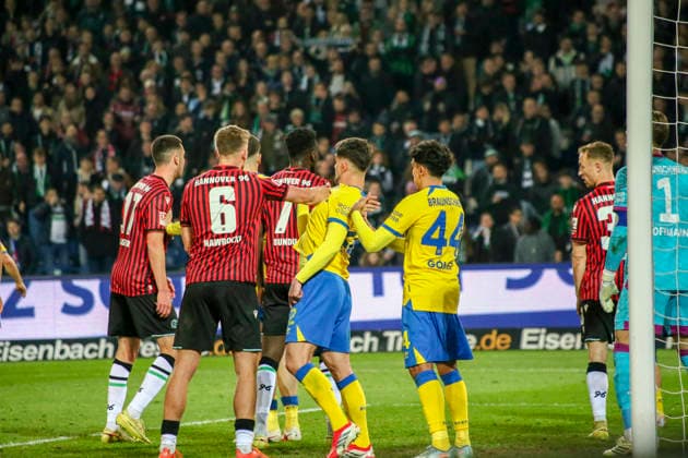 Deutschland: Fussball 2.Bundesliga 2025 2026, 27. Spieltag - Hannover 96 vs Eintracht Braunschweig- Heinz von Heiden Arena Stadion (Hannover): Benjamin Källman Benjamin Kallman (Hannover 96, 9) Johan Gomez Johan Gomez (Eintracht Braunschweig, 44) Hannover