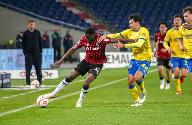 Deutschland: Fussball 2.Bundesliga 2025 2026, 27. Spieltag - Hannover 96 vs Eintracht Braunschweig- Heinz von Heiden Arena Stadion (Hannover): NoÃ«l AsÃ ko Noel Aseko (Hannover 96, 15) Johan Gomez Johan Gomez (Eintracht Braunschweig, 44) Hannover