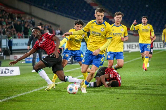 Deutschland: Fussball 2.Bundesliga 2025 2026, 27. Spieltag - Hannover 96 vs Eintracht Braunschweig- Heinz von Heiden Arena Stadion (Hannover): NoÃ«l AsÃ ko Noel Aseko (Hannover 96, 15) Andi Hoti (Eintracht Braunschweig, 4) Hannover
