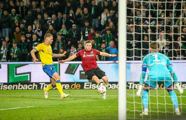 Deutschland: Fussball 2.Bundesliga 2025 2026, 27. Spieltag - Hannover 96 vs Eintracht Braunschweig- Heinz von Heiden Arena Stadion (Hannover): Torchance Benjamin Källman Benjamin Kallman (Hannover 96, 9) Ron-Thorben Hoffmann (Eintracht Braunschweig, 1) Hannover