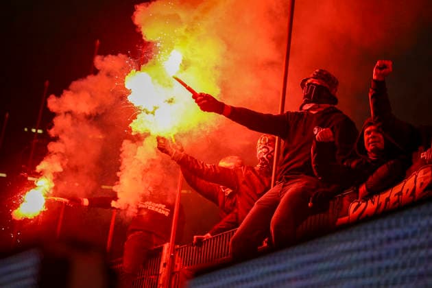 Deutschland: Fussball 2.Bundesliga 2025 2026, 27. Spieltag - Hannover 96 vs Eintracht Braunschweig- Heinz von Heiden Arena Stadion (Hannover): Zuschauer, Fans, Tribüne, Fahne, Transparent, Spruchband, Choreographie, Fanchoreo, Hannover