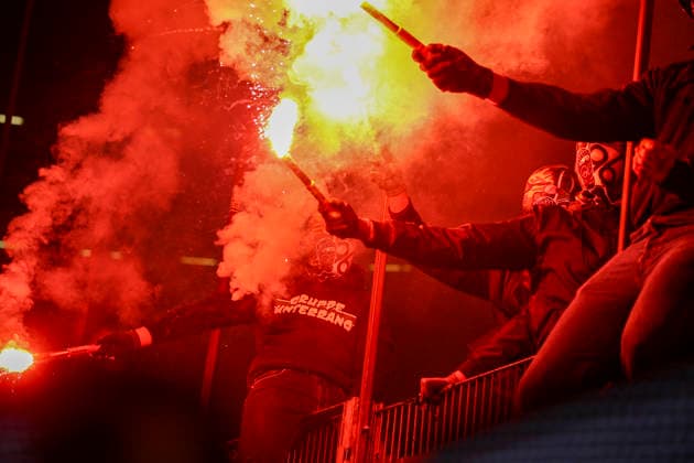 Deutschland: Fussball 2.Bundesliga 2025 2026, 27. Spieltag - Hannover 96 vs Eintracht Braunschweig- Heinz von Heiden Arena Stadion (Hannover): Zuschauer, Fans, Tribüne, Fahne, Transparent, Spruchband, Choreographie, Fanchoreo, Hannover