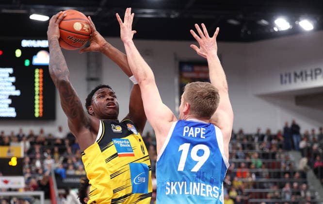 20.03.2026, Deutschland, Ludwigsburg Basketball MHP Riesen Ludwigsburg vs. Frankfurt Skyliners, v.l. Babacar Sane (MHP Riesen Ludwigsburg), Till Pape (Frankfurt Skyliners)