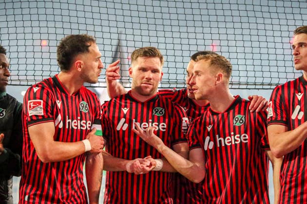 Deutschland: Fussball 2.Bundesliga 2025 2026, 27. Spieltag - Hannover 96 vs Eintracht Braunschweig- Heinz von Heiden Arena Stadion (Hannover): Freude, Emotionen, Jubel Virgil GhiÅ£Äƒ Virgil Ghita (Hannover 96, 5) Benjamin Källman Benjamin Kallman (Hannover 96, 9) Maik Nawrocki (Hannover 96, 6) Maurice Neubauer (Hannover 96, 33) Hannover