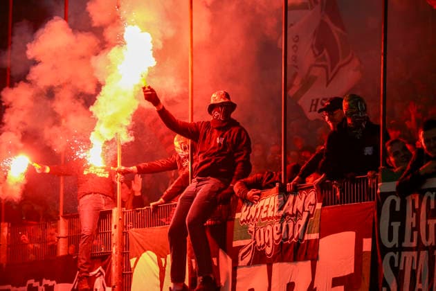 Deutschland: Fussball 2.Bundesliga 2025 2026, 27. Spieltag - Hannover 96 vs Eintracht Braunschweig- Heinz von Heiden Arena Stadion (Hannover): Zuschauer, Fans, Tribüne, Fahne, Transparent, Spruchband, Choreographie, Fanchoreo, Hannover