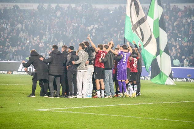 Deutschland: Fussball 2.Bundesliga 2025 2026, 27. Spieltag - Hannover 96 vs Eintracht Braunschweig- Heinz von Heiden Arena Stadion (Hannover): Mannschaftsfoto, Totale Hannover