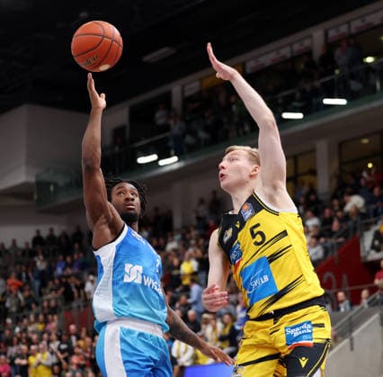 20.03.2026, Deutschland, Ludwigsburg Basketball MHP Riesen Ludwigsburg vs. Frankfurt Skyliners, v.l. Isaiah Swope (Frankfurt Skyliners), Toms Skuja (MHP RIESEN Ludwigsburg)