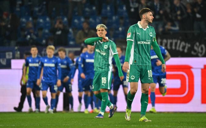 20.03.2026 - Fussball - Saison 2025 2026 - 2. Fussball - Bundesliga - 27. Spieltag: Karlsruher SC KSC Karlsruhe - SpVgg Greuther Fürth SGF ( Kleeblatt ) - Sportfoto Zink MeZi - xmexzix - DFL regulations prohibit any use of photographs as image sequences and or quasi-video - only for editorial use - Branimir Hrgota (10, SpVgg Greuther Fürth ) vor Aaron Keller (16, SpVgg Greuther Fürth ) enttäuscht Enttäuschung nach Gegentor Tor zum 2:1