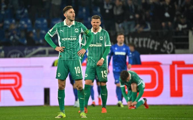 20.03.2026 - Fussball - Saison 2025 2026 - 2. Fussball - Bundesliga - 27. Spieltag: Karlsruher SC KSC Karlsruhe - SpVgg Greuther Fürth SGF ( Kleeblatt ) - Sportfoto Zink MeZi - xmexzix - DFL regulations prohibit any use of photographs as image sequences and or quasi-video - only for editorial use - Branimir Hrgota (10, SpVgg Greuther Fürth ) vor Jan Elvedi (15, SpVgg Greuther Fürth ) enttäuscht Enttäuschung nach Gegentor Tor zum 2:1