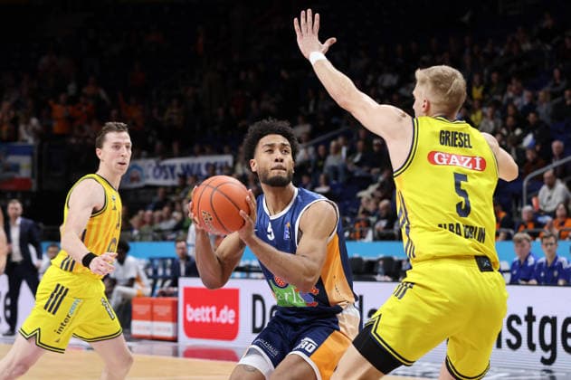 Justin Bean, D Shawn Schwartz am Ball, Sam Griesel Zweikampf Spielszene Aktion Basketball BBL Bundesliga Herren 25. Spieltag Saison 2025 2026 20.03.2026 ALBA Berlin vs Rostock Seawolves