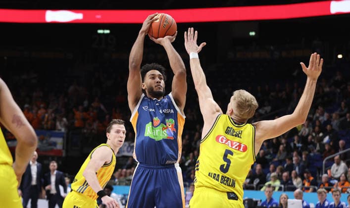 Justin Bean, D Shawn Schwartz am Ball, Sam Griesel Zweikampf Spielszene Aktion Basketball BBL Bundesliga Herren 25. Spieltag Saison 2025 2026 20.03.2026 ALBA Berlin vs Rostock Seawolves