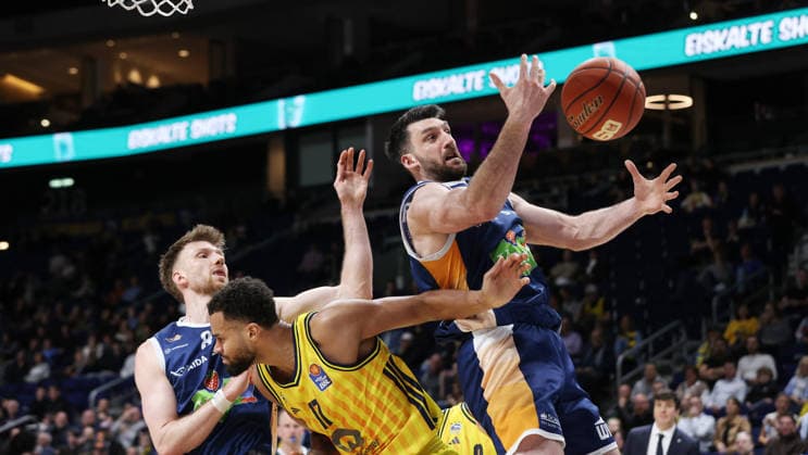 Kassim Nicholson, Norris Agbakoko, Owen Klassen am Ball Zweikampf Spielszene Aktion Basketball BBL Bundesliga Herren 25. Spieltag Saison 2025 2026 20.03.2026 ALBA Berlin vs Rostock Seawolves