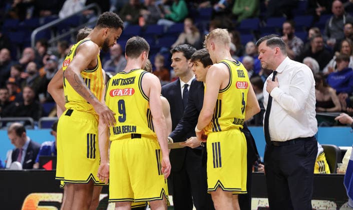 Trainer Pedro Calles gibt der Mannschaft Anweisungen Basketball BBL Bundesliga Herren 25. Spieltag Saison 2025 2026 20.03.2026 ALBA Berlin vs Rostock Seawolves