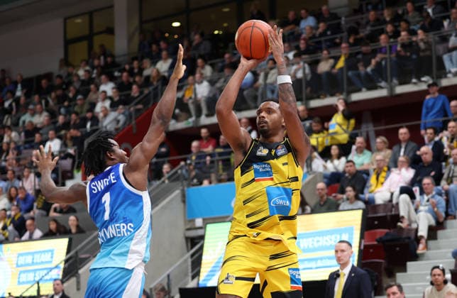 20.03.2026, Deutschland, Ludwigsburg Basketball MHP Riesen Ludwigsburg vs. Frankfurt Skyliners, v.l. Isaiah Swope (Frankfurt Skyliners), Elijah Hughes (MHP RIESEN Ludwigsburg)
