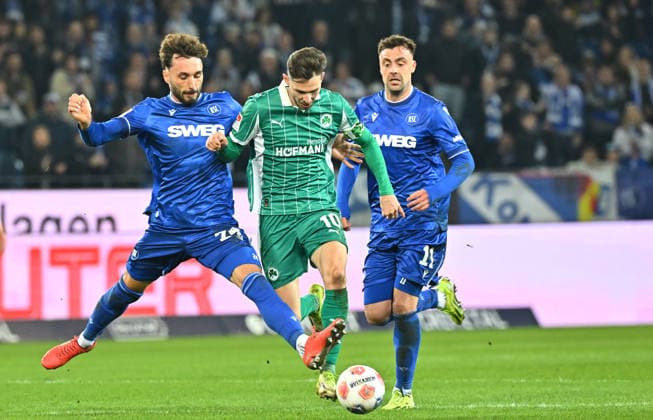 20.03.2026 - Fussball - Saison 2025 2026 - 2. Fussball - Bundesliga - 27. Spieltag: Karlsruher SC KSC Karlsruhe - SpVgg Greuther Fürth SGF ( Kleeblatt ) - Sportfoto Zink MeZi - xmexzix - DFL regulations prohibit any use of photographs as image sequences and or quasi-video - only for editorial use - Fabian Schleusener (24, Karlsruher SC KSC ) Branimir Hrgota (10, SpVgg Greuther Fürth, rechts )