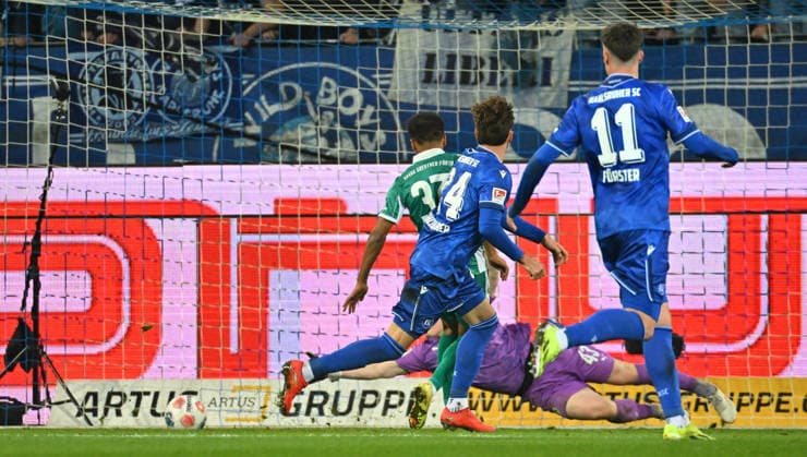 20.03.2026 - Fussball - Saison 2025 2026 - 2. Fussball - Bundesliga - 27. Spieltag: Karlsruher SC KSC Karlsruhe - SpVgg Greuther Fürth SGF ( Kleeblatt ) - Sportfoto Zink MeZi - xmexzix - DFL regulations prohibit any use of photographs as image sequences and or quasi-video - only for editorial use - Fabian Schleusener (24, Karlsruher SC KSC ) erzielt Treffer Tor Torschuß zum 3:1 gegen Silas Prüfrock (43, SpVgg Greuther Fürth )