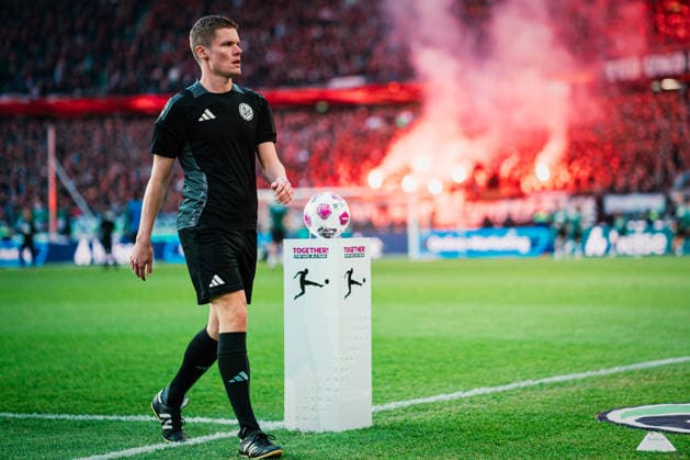 2. Bundesliga: Hannover 96 vs. Eintracht Braunschweig, 20.03.2026 Florian Exner (Schiedsrichter), im Hintergrund Pyrotechnik; Fußball, 2. Bundesliga, 27. Spieltag: Hannover 96 vs. Eintracht Braunschweig am 20.03.2026 in der Heinz von Heiden Arena, Hannover DFL REGULATIONS PROHIBIT ANY USE OF PHOTOGRAPHS AS IMAGE SEQUENCES AND OR QUASI-VIDEO.