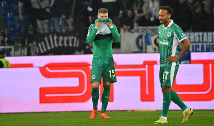 20.03.2026 - Fussball - Saison 2025 2026 - 2. Fussball - Bundesliga - 27. Spieltag: Karlsruher SC KSC Karlsruhe - SpVgg Greuther Fürth SGF ( Kleeblatt ) - Sportfoto Zink MeZi - xmexzix - DFL regulations prohibit any use of photographs as image sequences and or quasi-video - only for editorial use - Jan Elvedi (15, SpVgg Greuther Fürth ) Julian Green (37, SpVgg Greuther Fürth, rechts ) enttäuscht Enttäuschung nach Spielende