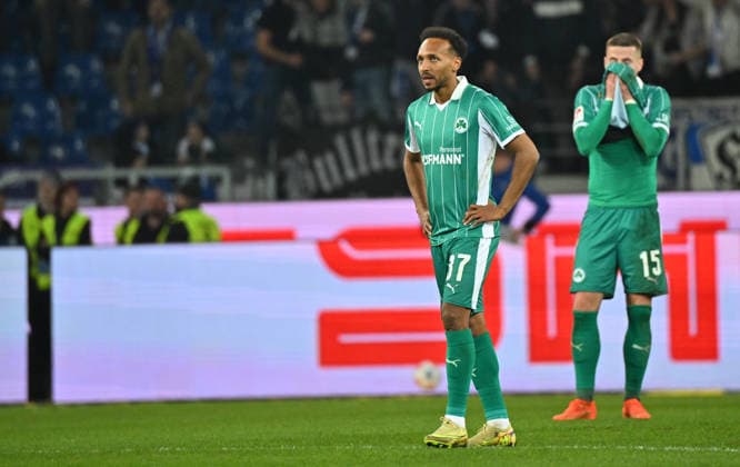 20.03.2026 - Fussball - Saison 2025 2026 - 2. Fussball - Bundesliga - 27. Spieltag: Karlsruher SC KSC Karlsruhe - SpVgg Greuther Fürth SGF ( Kleeblatt ) - Sportfoto Zink MeZi - xmexzix - DFL regulations prohibit any use of photographs as image sequences and or quasi-video - only for editorial use - Julian Green (37, SpVgg Greuther Fürth ) vor Jan Elvedi (15, SpVgg Greuther Fürth ) enttäuscht Enttäuschung