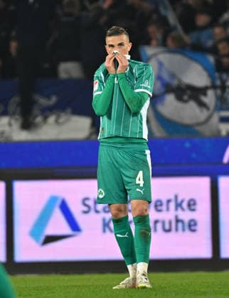 20.03.2026 - Fussball - Saison 2025 2026 - 2. Fussball - Bundesliga - 27. Spieltag: Karlsruher SC KSC Karlsruhe - SpVgg Greuther Fürth SGF ( Kleeblatt ) - Sportfoto Zink MeZi - xmexzix - DFL regulations prohibit any use of photographs as image sequences and or quasi-video - only for editorial use - Philipp Ziereis (4, SpVgg Greuther Fürth ) enttäuscht Enttäuschung