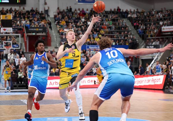 20.03.2026, Deutschland, Ludwigsburg Basketball MHP Riesen Ludwigsburg vs. Frankfurt Skyliners, v.l. Nahiem Alleyne (Frankfurt Skyliners), Toms Skuja (MHP RIESEN Ludwigsburg), Jacob Holt (Frankfurt Skyliners)