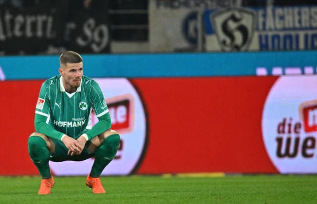 20.03.2026 - Fussball - Saison 2025 2026 - 2. Fussball - Bundesliga - 27. Spieltag: Karlsruher SC KSC Karlsruhe - SpVgg Greuther Fürth SGF ( Kleeblatt ) - Sportfoto Zink MeZi - xmexzix - DFL regulations prohibit any use of photographs as image sequences and or quasi-video - only for editorial use - Jan Elvedi (15, SpVgg Greuther Fürth ) enttäuscht Enttäuschung nach Spielende
