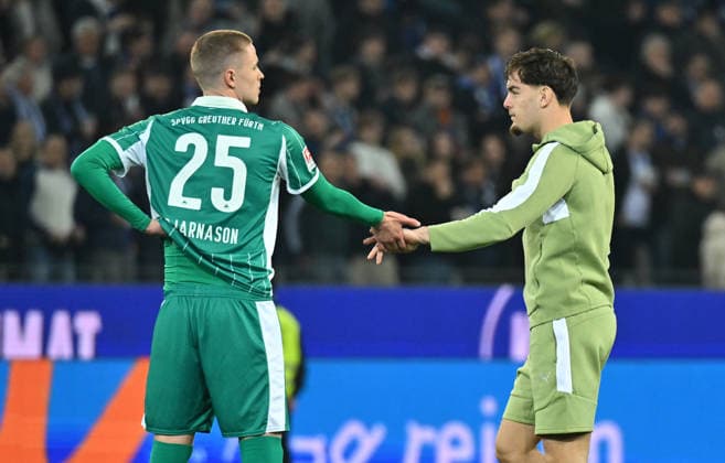 20.03.2026 - Fussball - Saison 2025 2026 - 2. Fussball - Bundesliga - 27. Spieltag: Karlsruher SC KSC Karlsruhe - SpVgg Greuther Fürth SGF ( Kleeblatt ) - Sportfoto Zink MeZi - xmexzix - DFL regulations prohibit any use of photographs as image sequences and or quasi-video - only for editorial use - Brynjar Ingi Bjarnason (25, SpVgg Greuther Fürth ) Reno Münz Muenz (5, SpVgg Greuther Fürth, rechts ) enttäuscht Enttäuschung nach Spielende